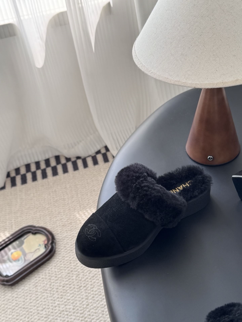 Ch**el slippers